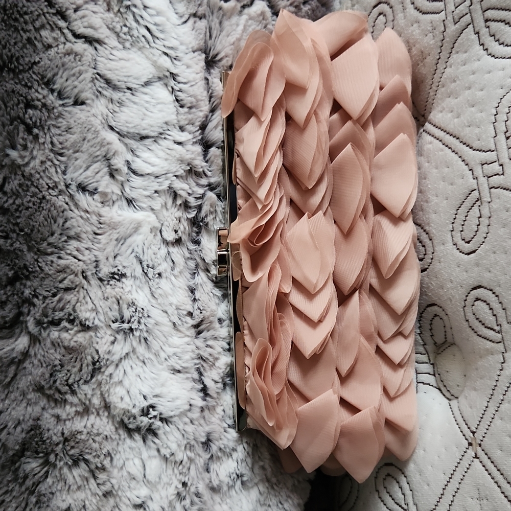 Nude clutch